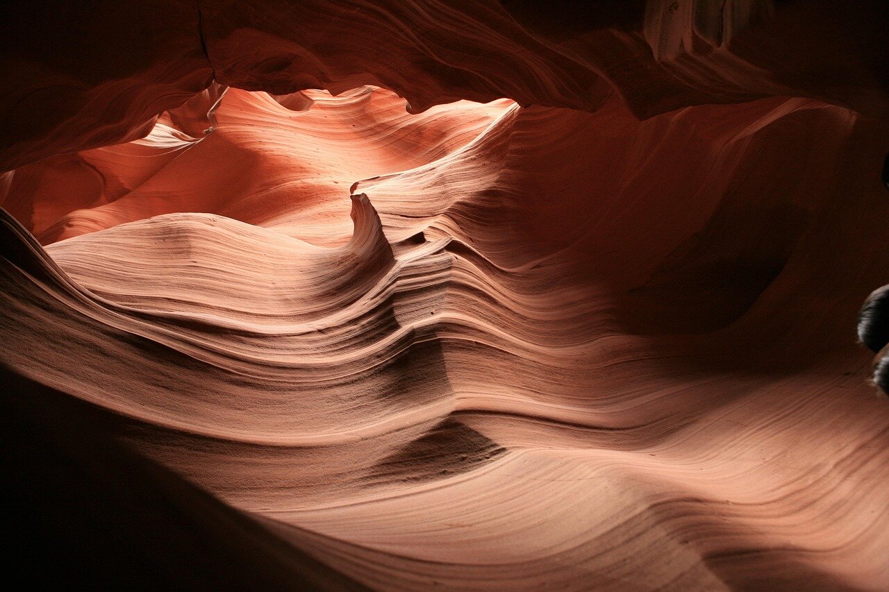관객들이 영화관에서 앤 해서웨이의 연기에 감동하며 웃고 있는 순간