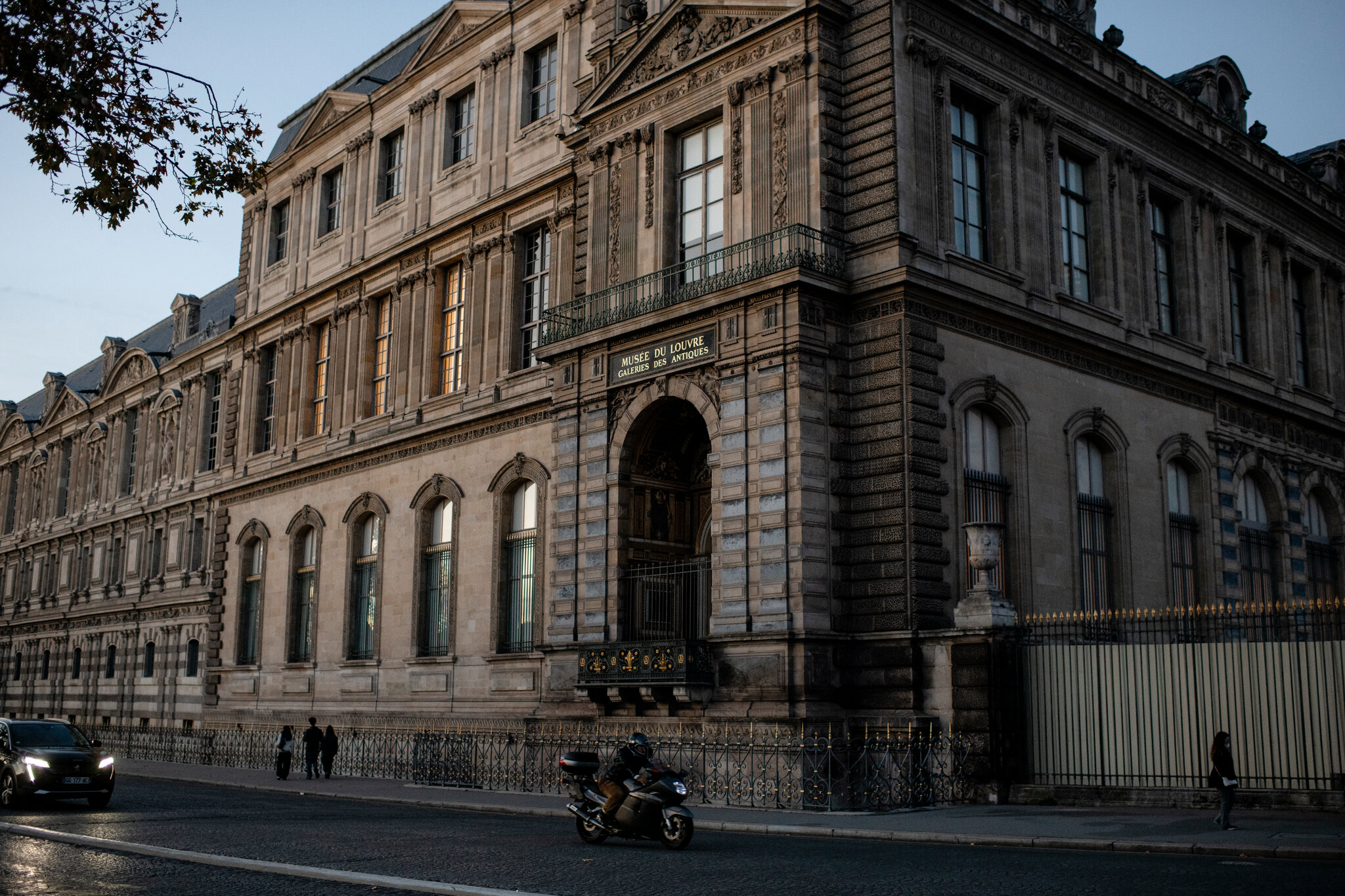 Four More Arrested in Connection With Louvre Heist