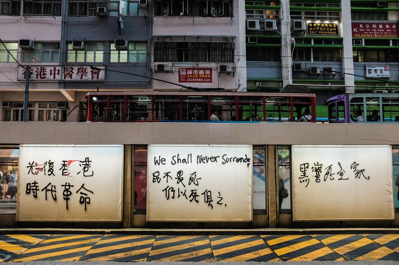 香港の繁華街で発生した火災現場の様子を示す光景