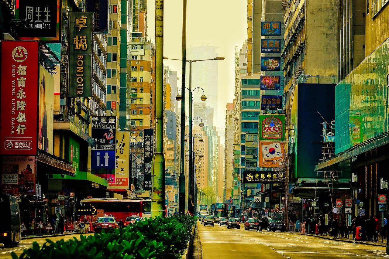 火災の影響で避難を余儀なくされた住民が集まる場面