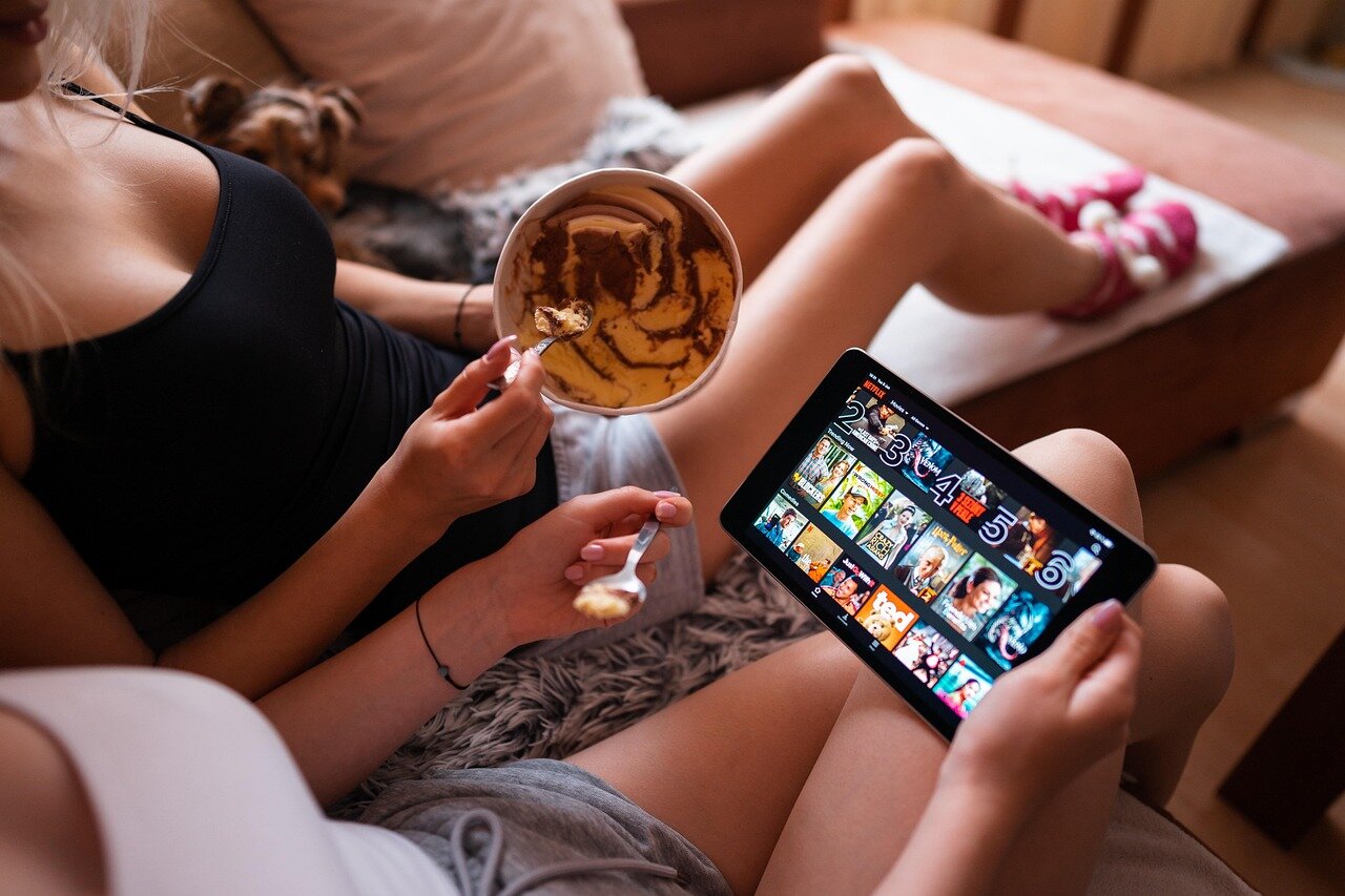 Netflixのサーバーダウンにより、視聴できないことに不満を抱く視聴者のSNS投稿が急増している様子
