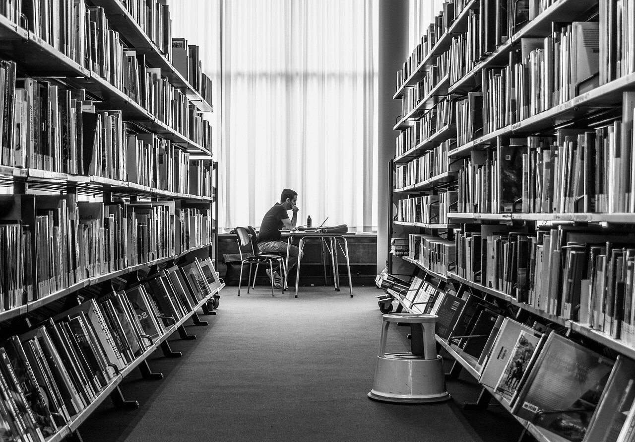科学者たちが正確な情報を提供しようとする努力が強調されているシーン