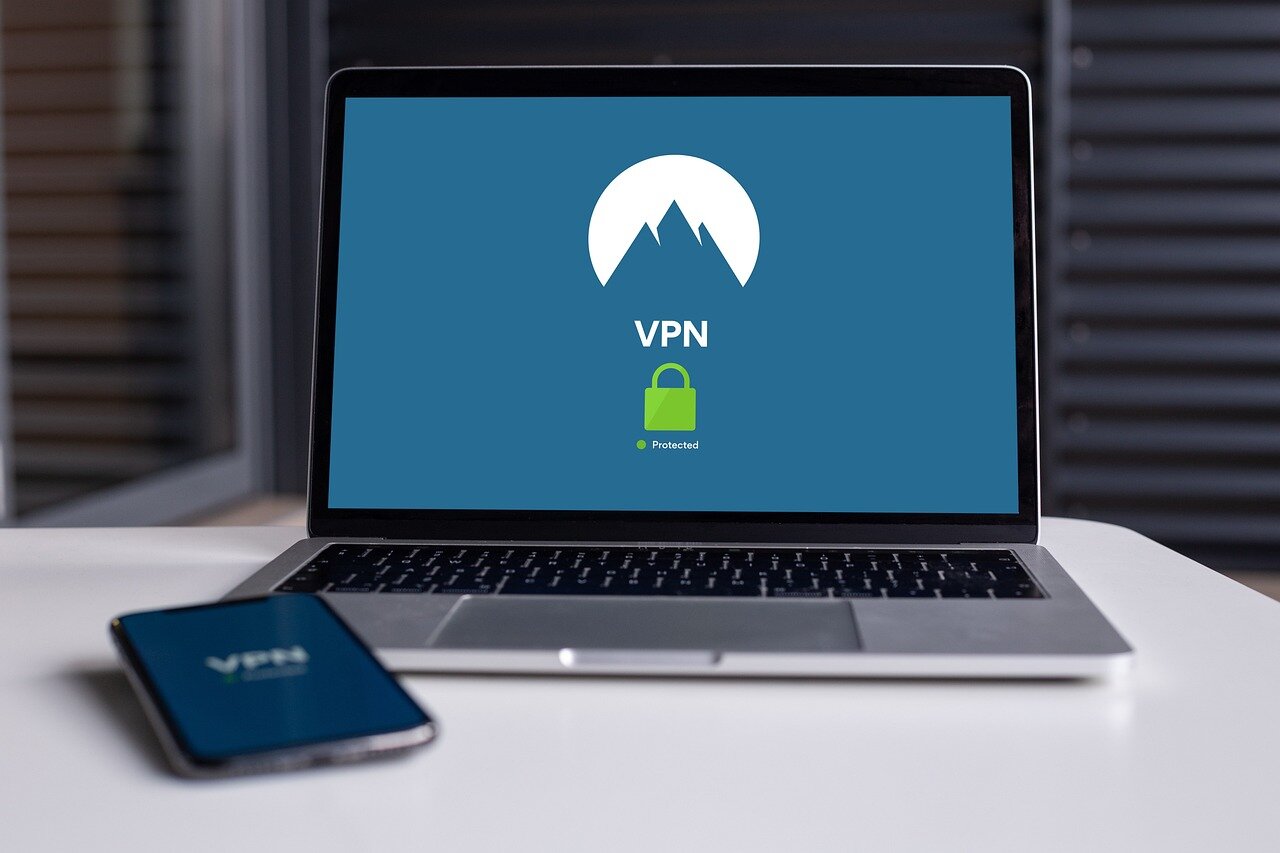 NordVPNの新規ユーザー向けプランを検討する家族の風景