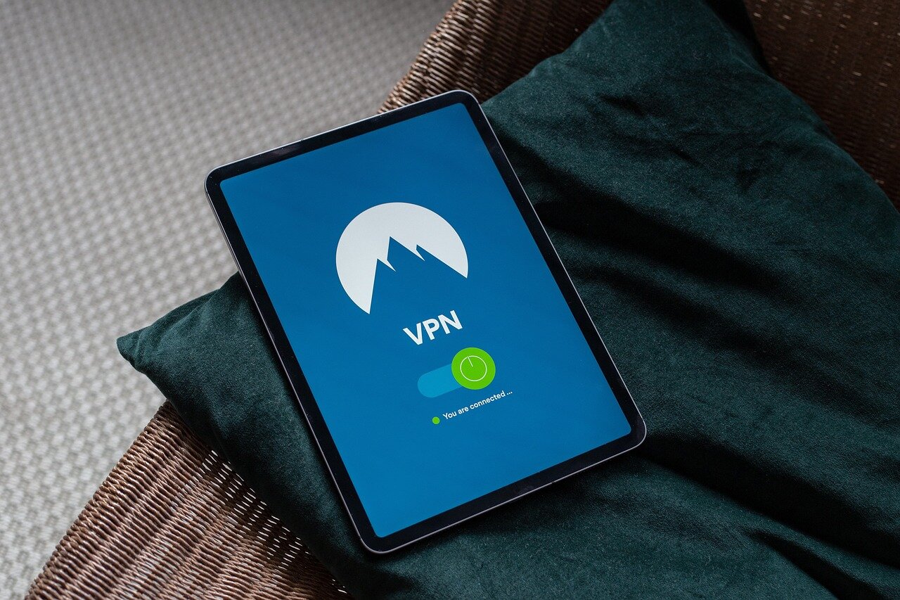 할인된 가격으로 VPN 서비스를 홍보하는 광고 배너가 눈길을 끌고 있다