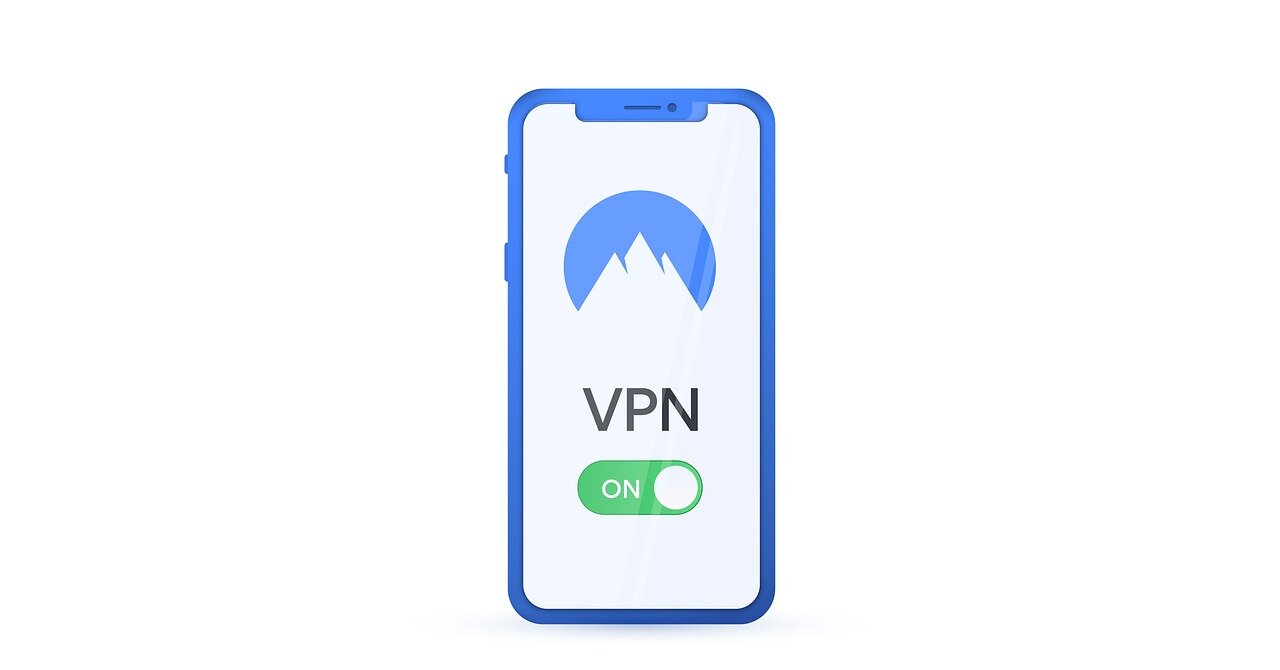 안전한 인터넷 사용을 위해 VPN을 고민하는 소비자의 진지한 표정이 담겨 있다