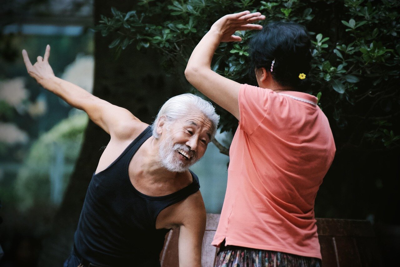 성인 인형의 판매와 규제 강화에 대한 법안이 논의되는 국회 회의 모습