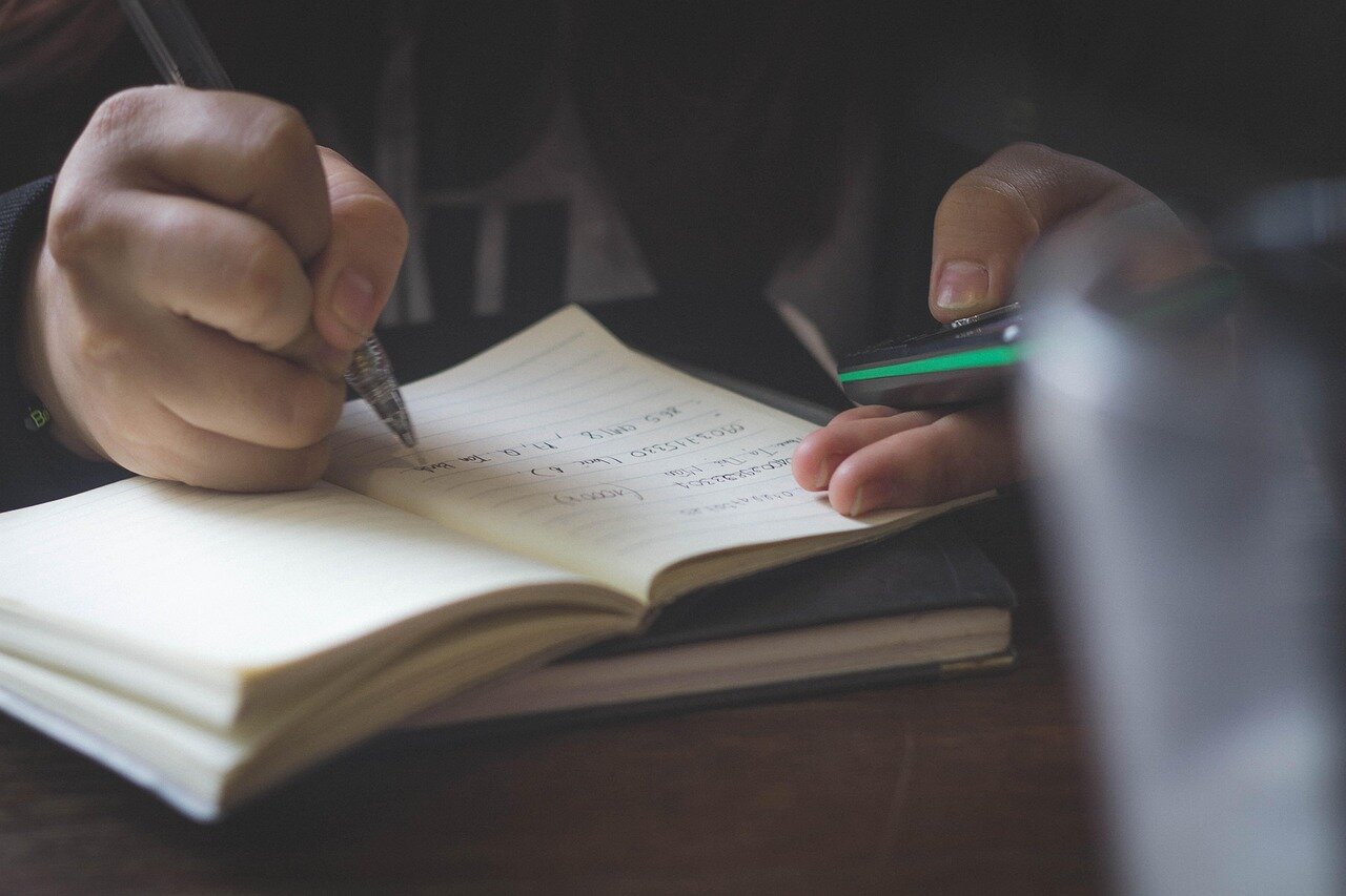 オンライン教育を通じてAIツールを利用する学生の学習風景