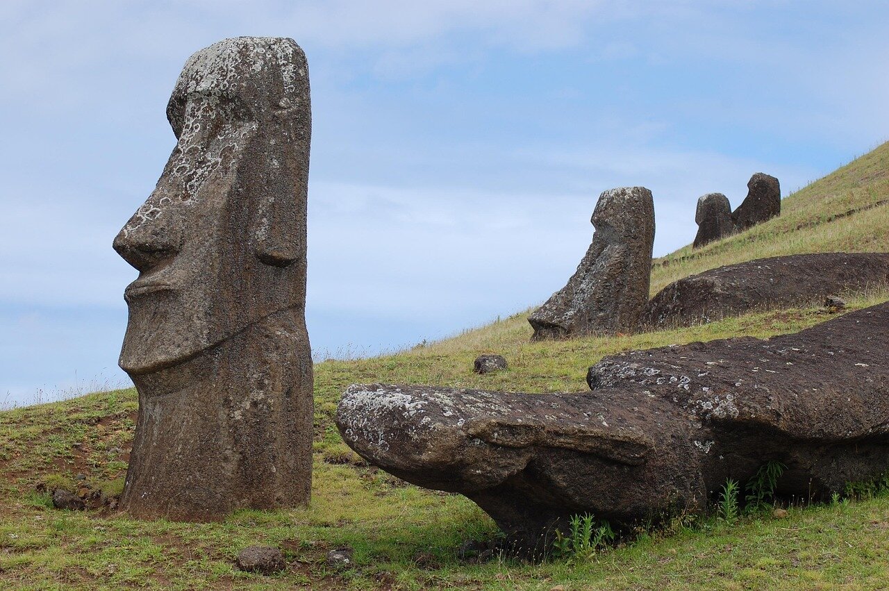 古代の技術を再現し、モアイ像を移動させる新しい方法を実演する研究チームの活動