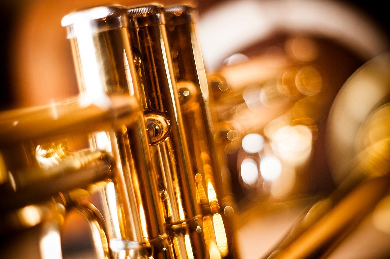 ワークショップでフリージャズの魅力を伝えようとするアーティストが、参加者と共に音楽を楽しむ場面