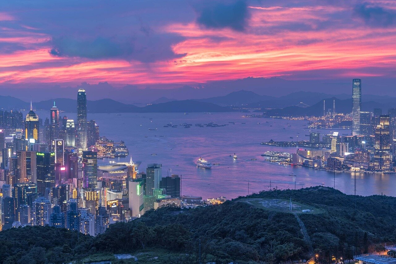 香港の繁華街にある夜間の娯楽施設で発生した火災の現場が描写されています