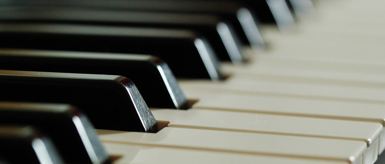 足で操作する新しいキーボードがアクションゲームで使用されている場面