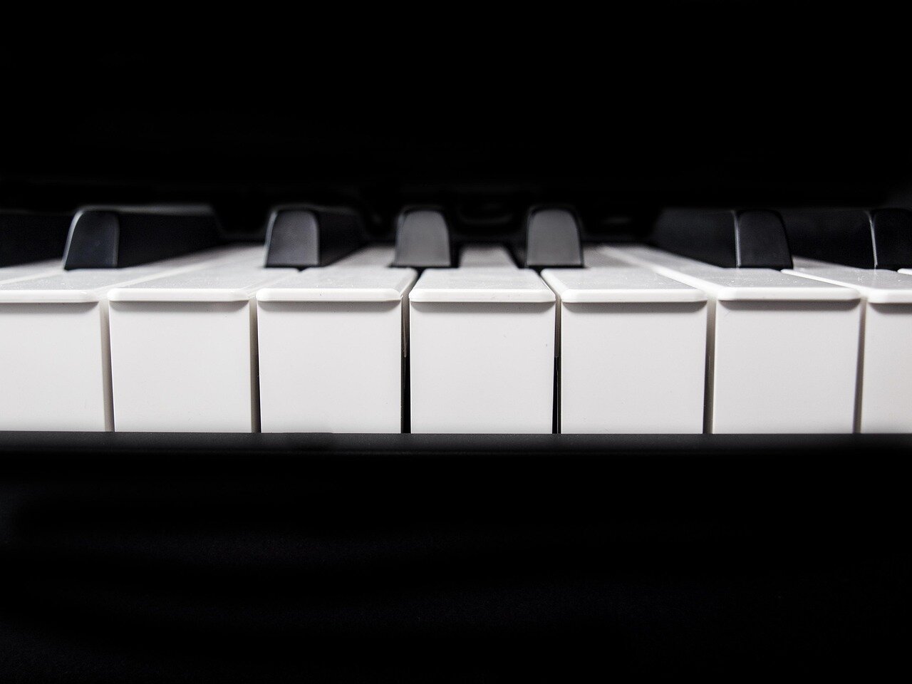 プロゲーマーが新しいキーボードを使い、視聴者に新しいエンターテインメントを提供している状況