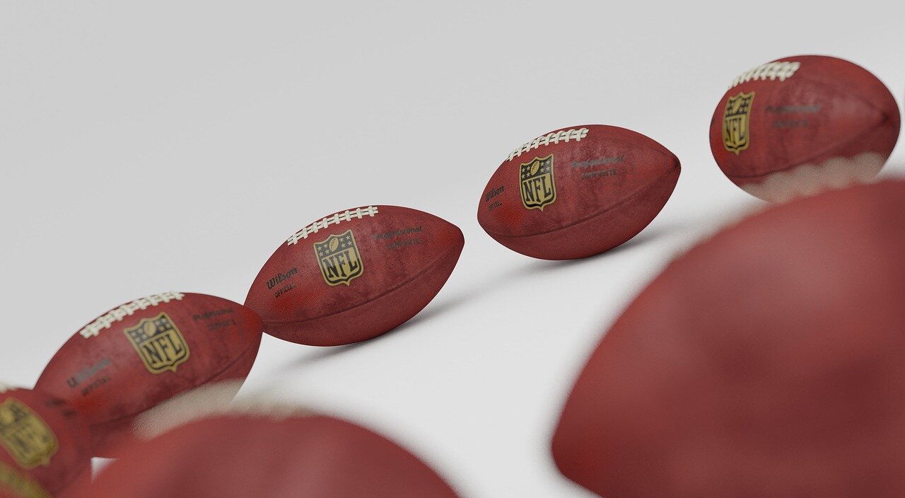 NFL 경기 후 팬들과 선수들이 소통하는 장면, 소셜 미디어에서 화제를 모으는 상황
