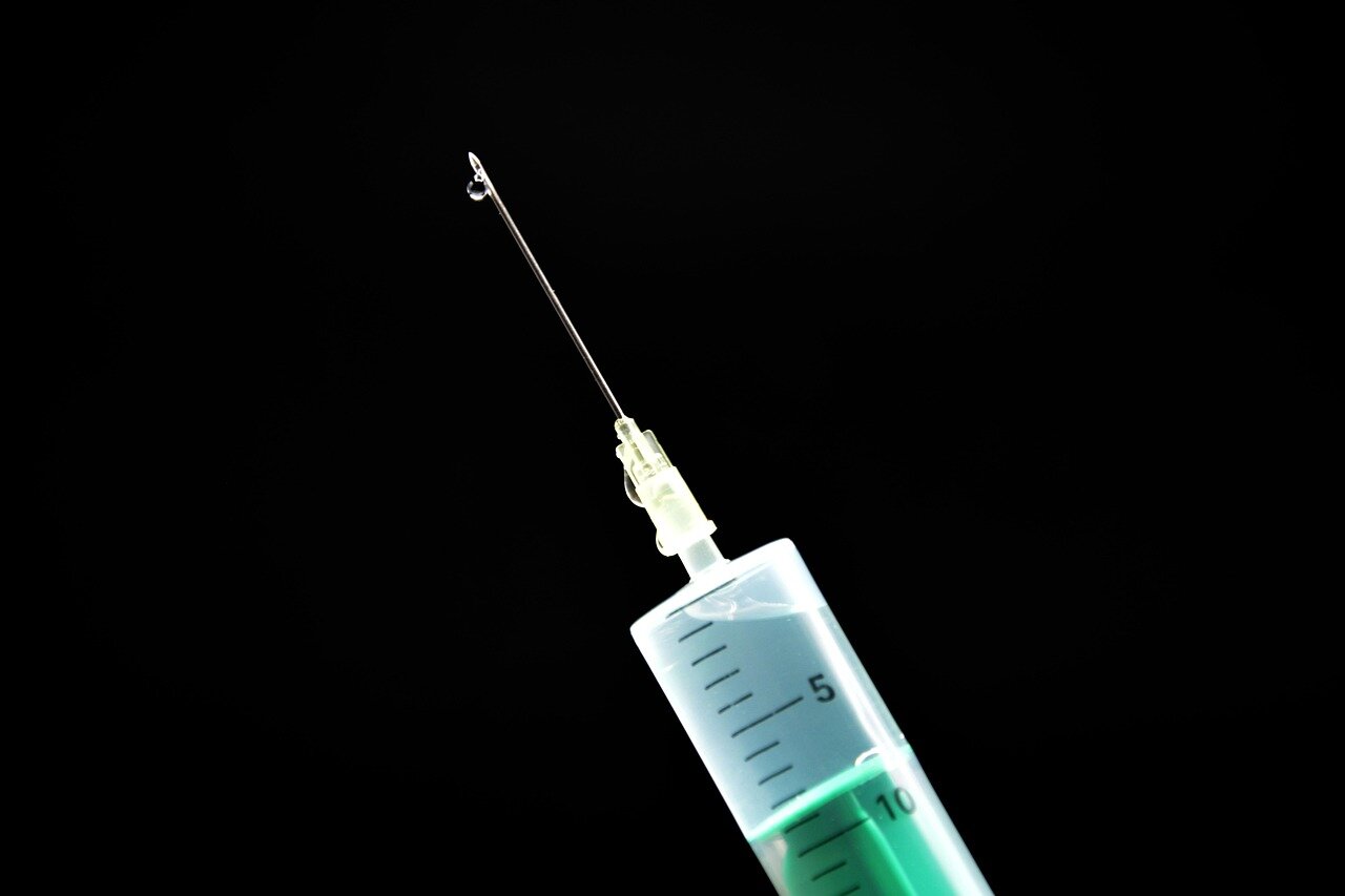 A pediatrician discusses vaccination schedules with parents, highlighting the significance of the hepatitis B shot within the first 24 hours of life