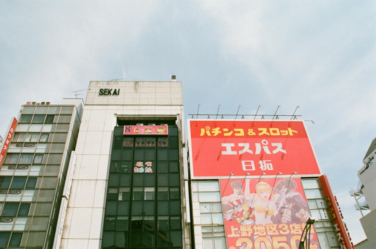 하라다 카츠히로 감독이 SNK와의 협력 발표를 위해 소셜 미디어에서 팬들과 소통하고 있는 모습.