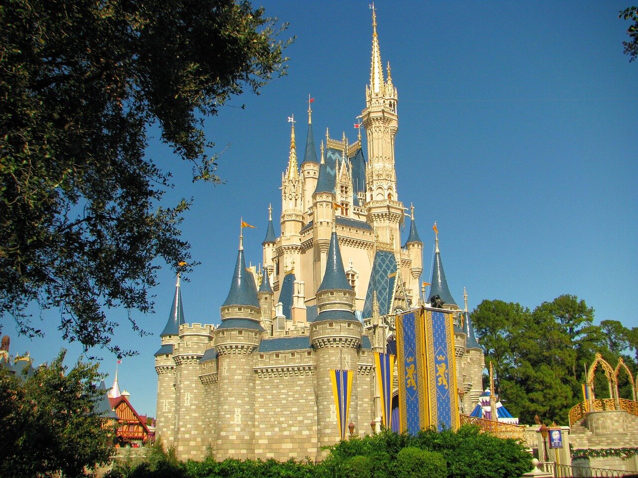 映画業界の変革が進む中、ディズニーの競争力が問われていることを象徴する市場の動向を見つめる投資家たち