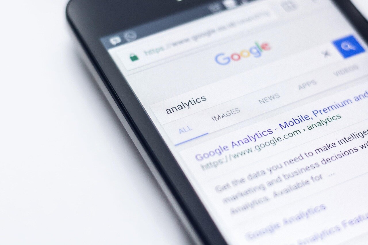 タスク管理のためにGoogle Keepを利用しているビジネスパーソンがパソコンの前で考え込んでいる場面
