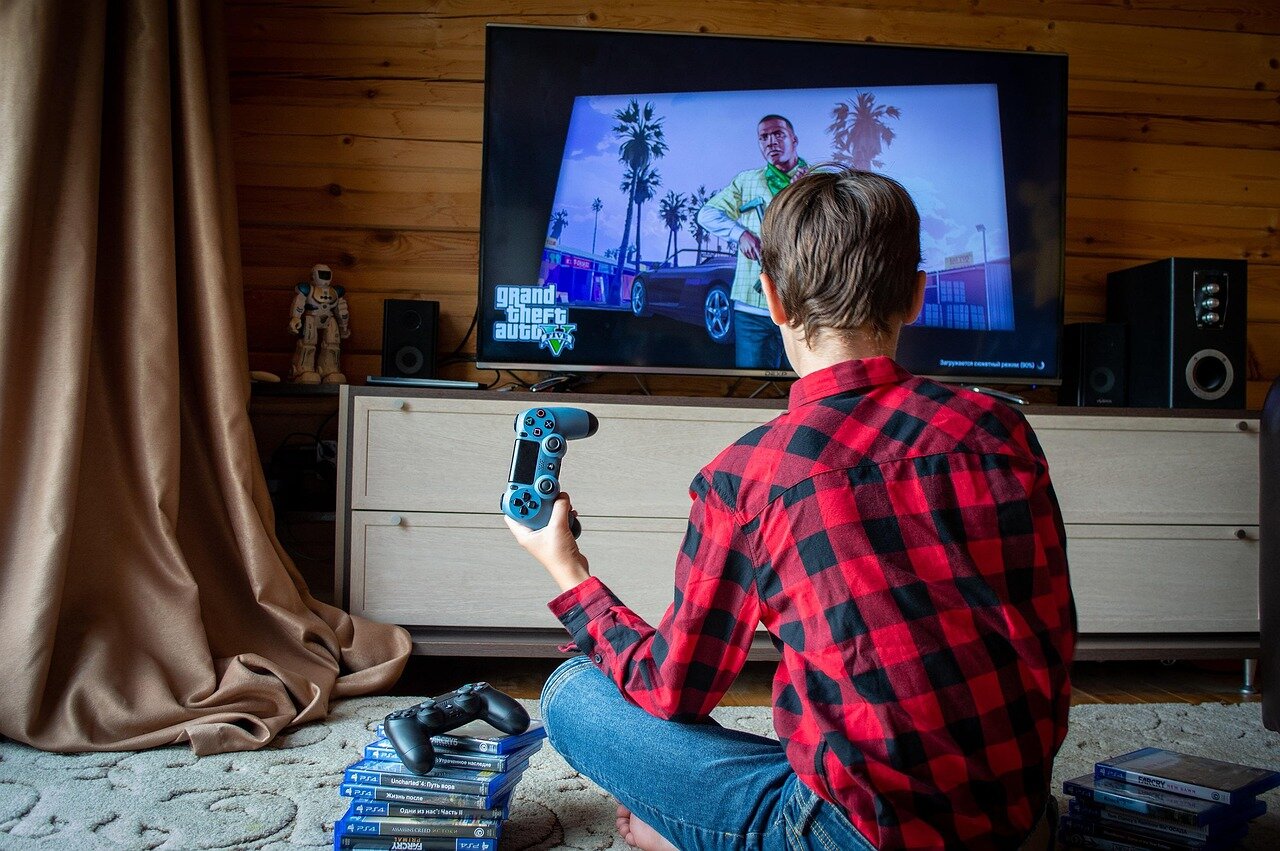 GTA 6의 궁극의 에디션 발표와 관련된 소비자 반응이 활발하게 논의되고 있는 게임 커뮤니티의 모습.