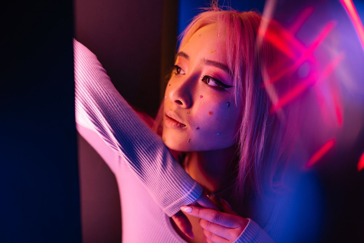 헤일리 키요코가 새로운 곡을 발표하며 팬들과 함께 공연을 즐기는 모습이 담겨 있다.