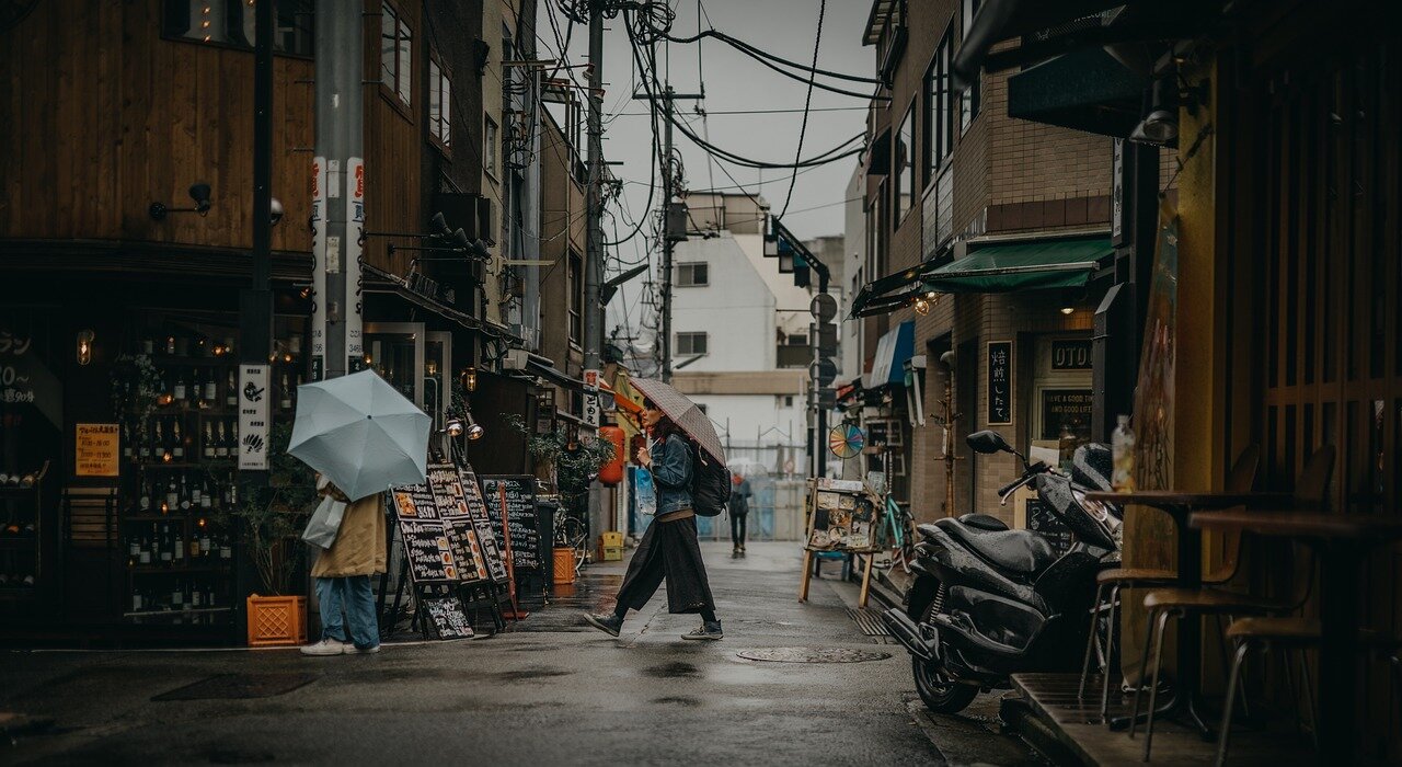 コーチが戦術を説明し、選手たちが熱心に耳を傾けている場面