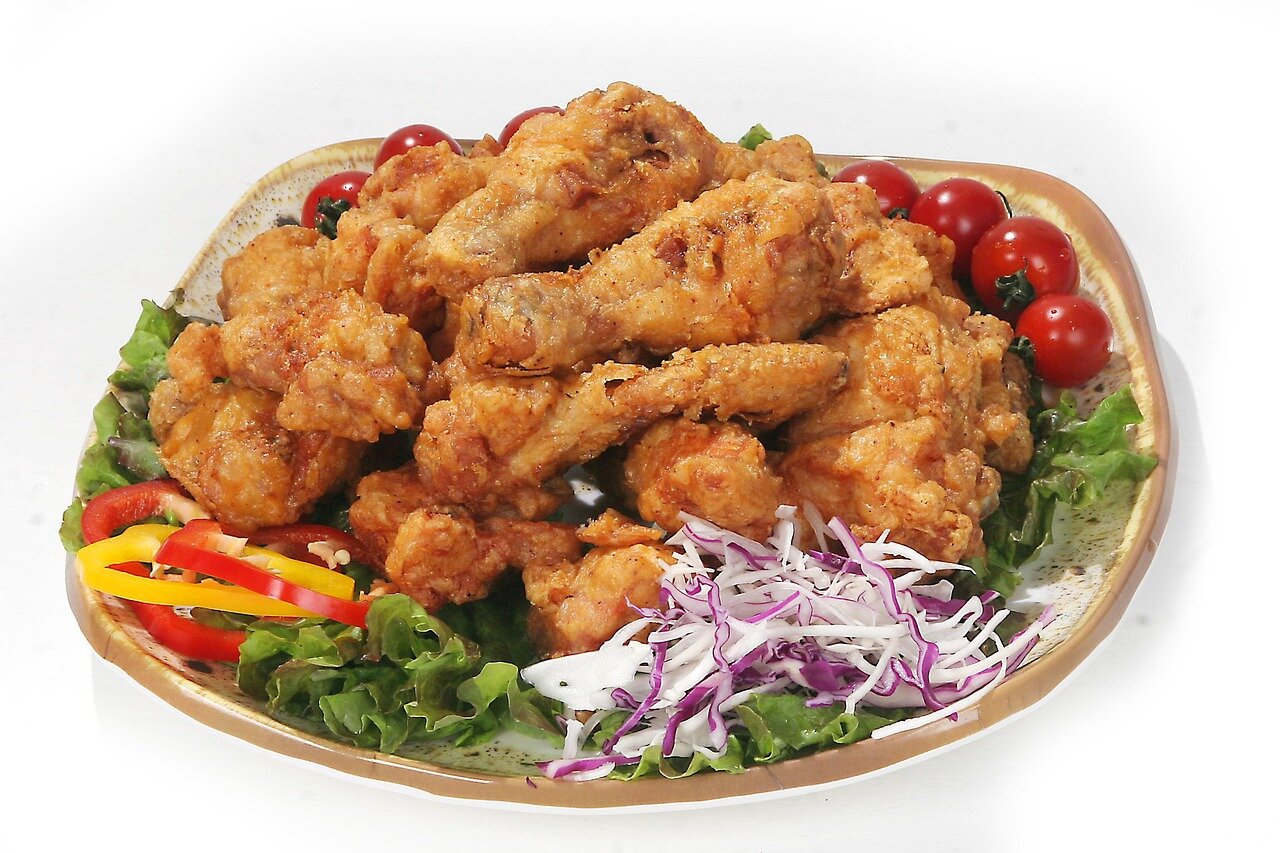 켄터키 프라이드 치킨이 샌더스 대령의 옛 집 매매 후 새로운 주인에게 1년 동안 무료 음식을 제공하는 집들이 선물을 발표하는 장면.