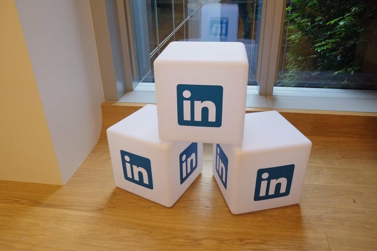 Users sharing short, compelling stories on LinkedIn, highlighting the platform's emphasis on ephemeral content for professional networking
