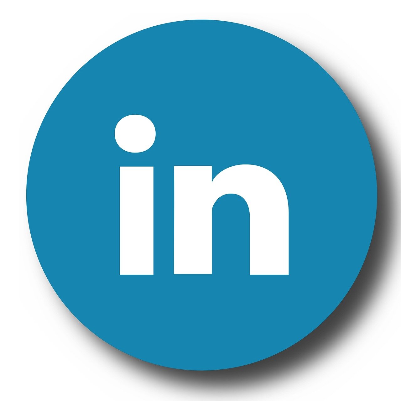 A graph illustrating the significant rise in daily active users on LinkedIn following the introduction of new social features