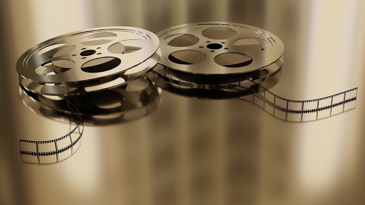 夏の映画館で観客が熱心に新作映画を楽しんでいる様子。