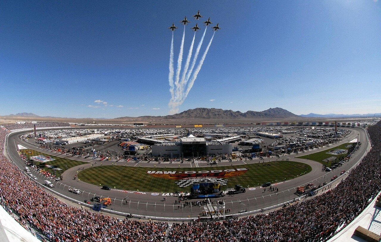 셰인 반 기스버겐이 NASCAR 샌디에이고 레이스에서 대형 충돌 사고로 인해 경기를 중단하고 있는 모습.