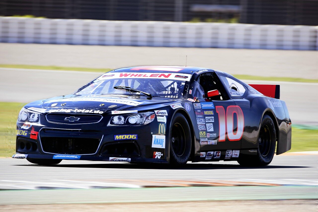 Kyle Larson showcasing consistent performance, closely trailing Bowman with 440 points in the standings