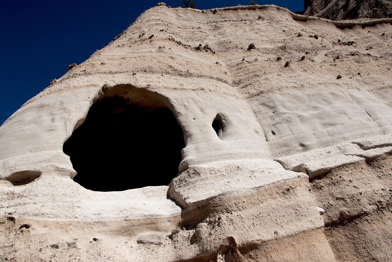 ニューメキシコ州の核研究所周辺の風景が映し出されている