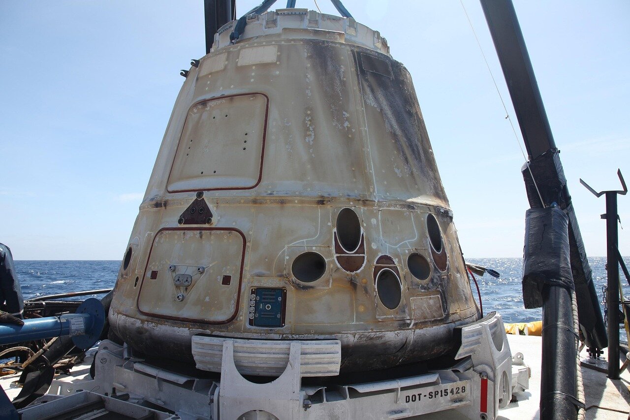 スペースXのクルー・ドラゴンが国際宇宙ステーションに向けて打ち上げられる瞬間、観衆が歓声を上げている。