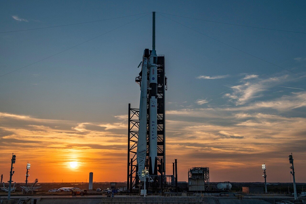 イーロン・マスクがスペースXの設立を発表している場面