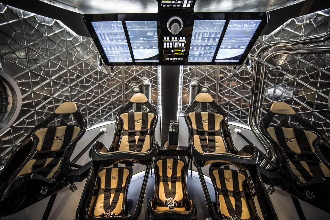 スターリンクプロジェクトの衛星群が空を飛ぶ様子