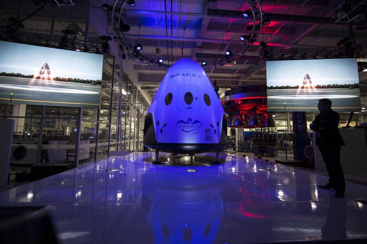 スペースXの宇宙船が地球の軌道を周回している姿