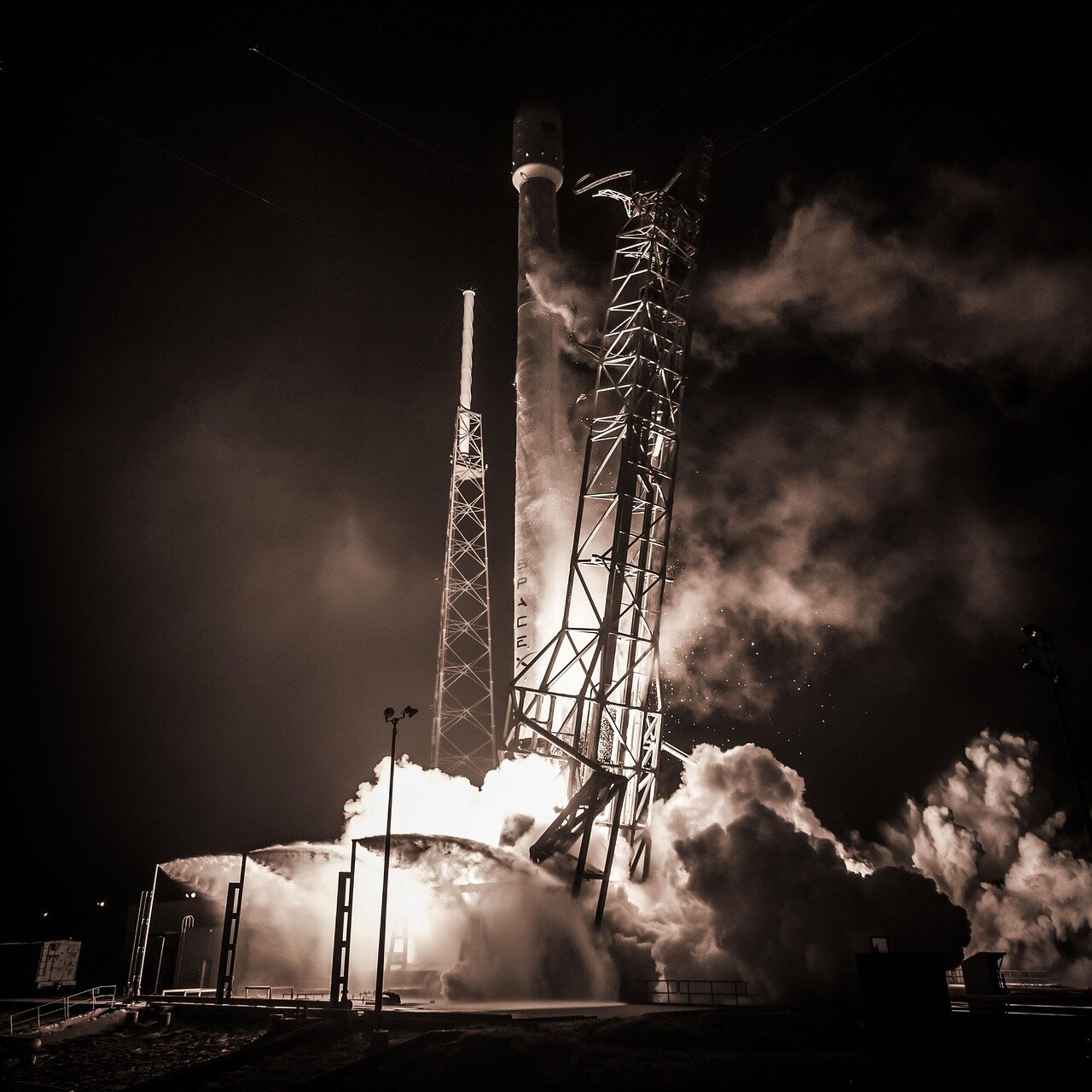 宇宙ミッションの成功を祝うスペースXのスタッフと共に笑顔を見せるショットウェル