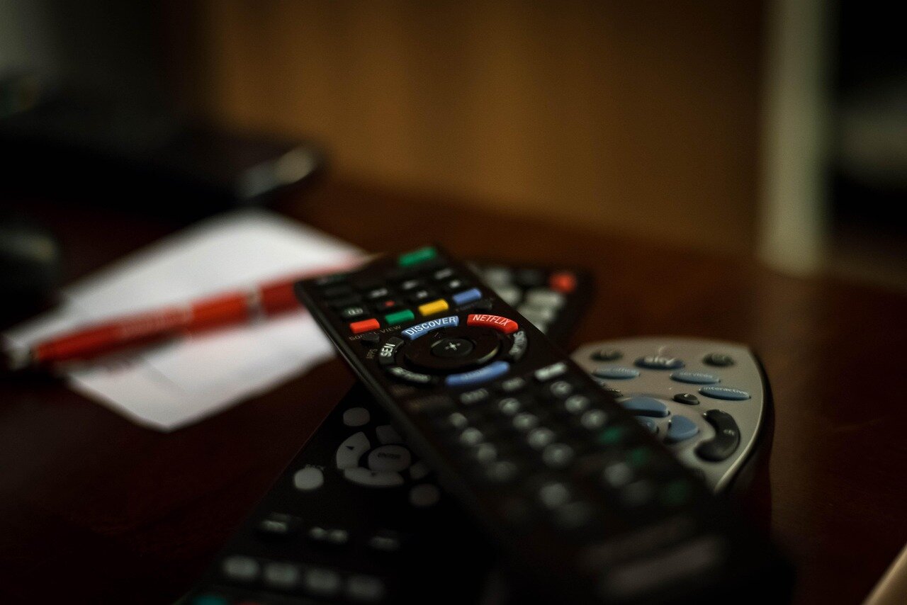 スマートホームデバイスが家庭内の効率化を促進している様子を表現するデジタルデバイスの集まり
