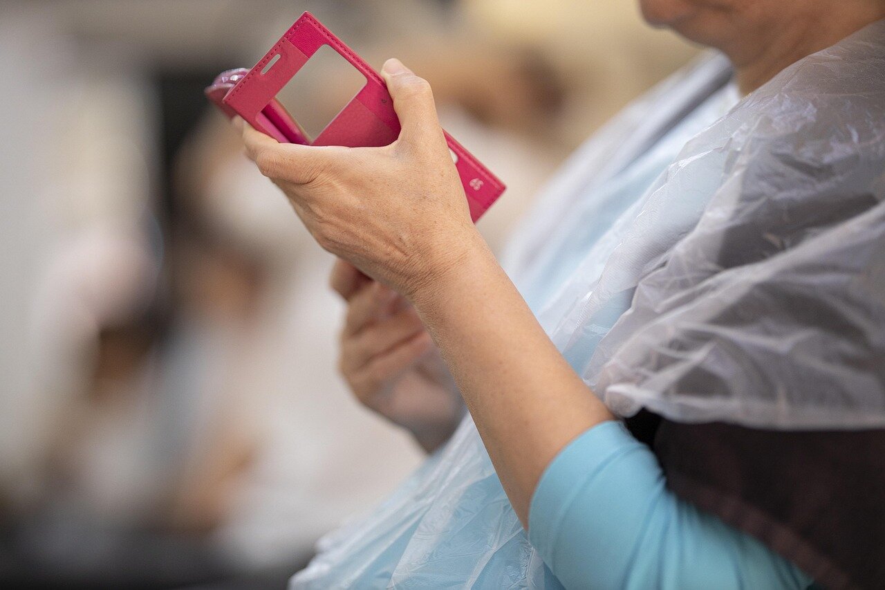 初代iPhoneの登場がもたらしたスマートフォンの普及を象徴する若者たちの楽しそうな様子