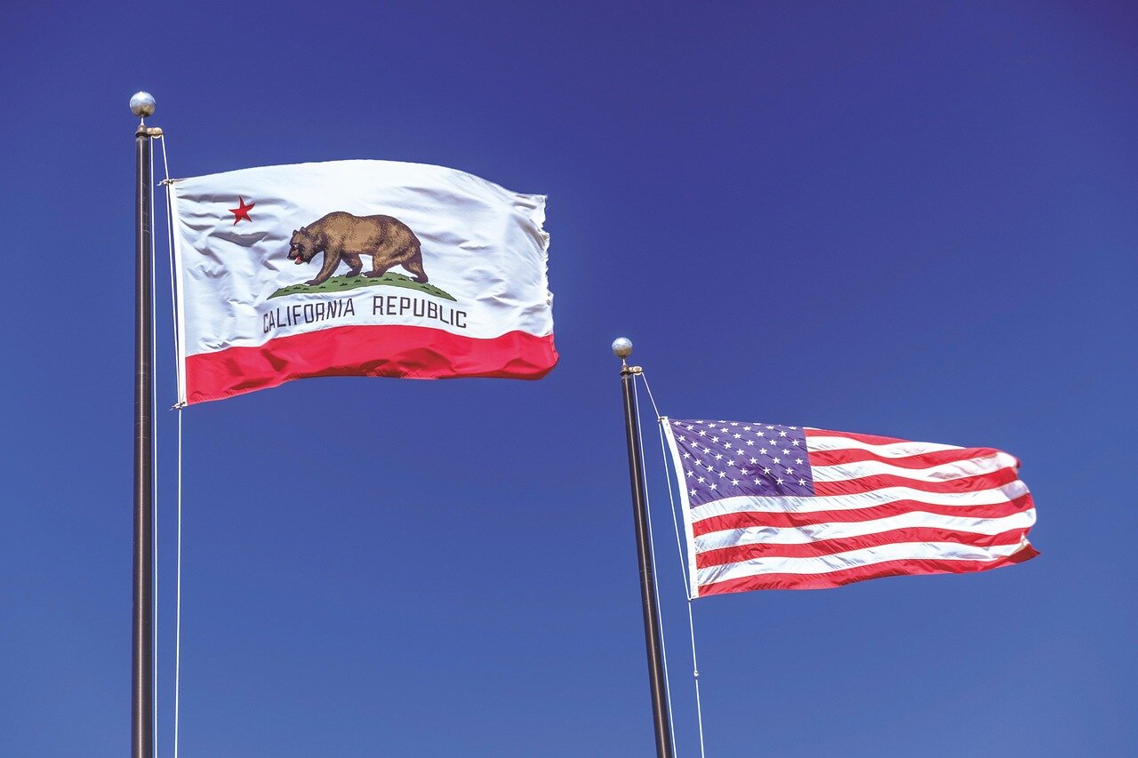 合併による市場影響を懸念する消費者団体のメンバーが集まるシーン