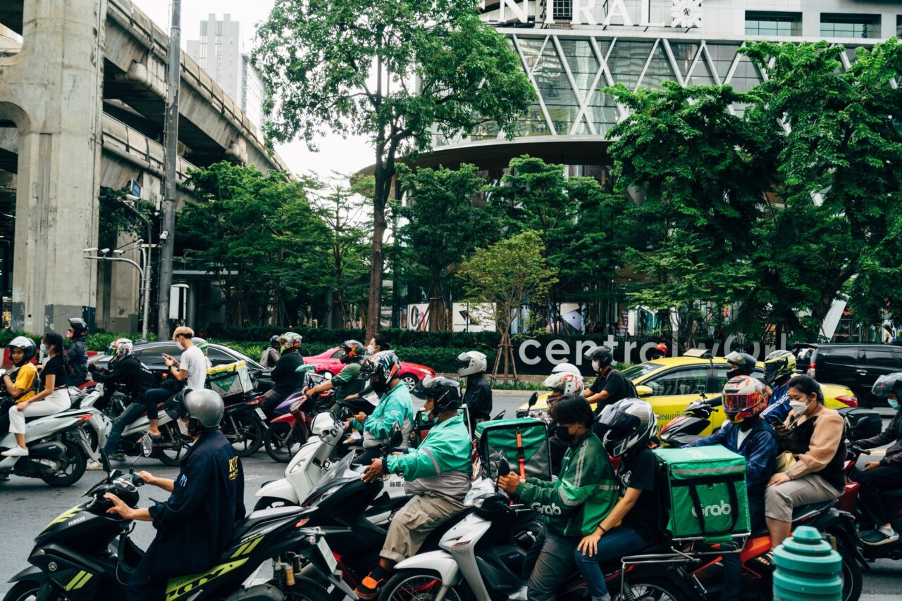 ナディム・マカリム氏が汚職で懲役刑を宣告されたことを受け、インドネシアのGojek本社前で報道陣が集まり、事件の影響について取材を行っている様子。