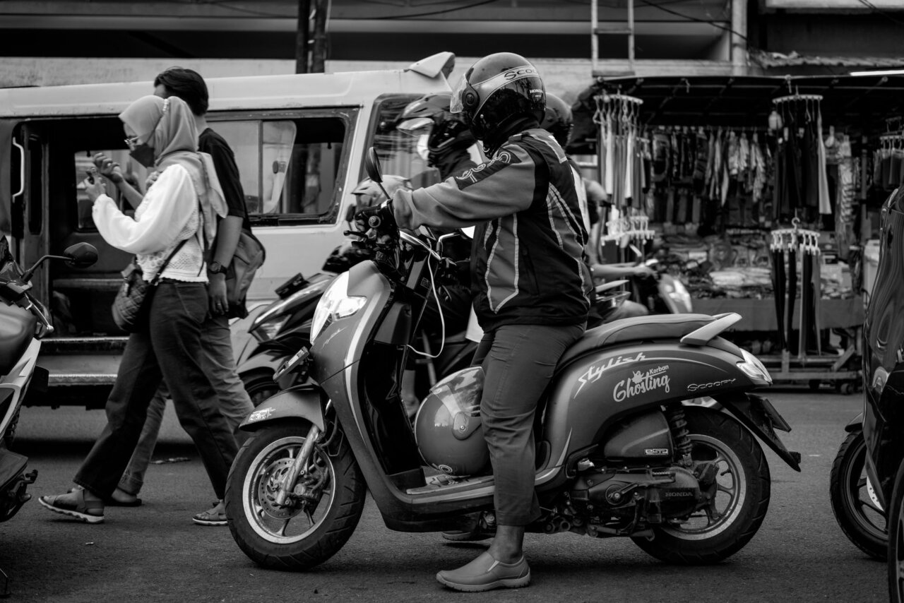 インドネシアのデジタル経済におけるGojekの影響力を示すグラフやデータのプレゼンテーション