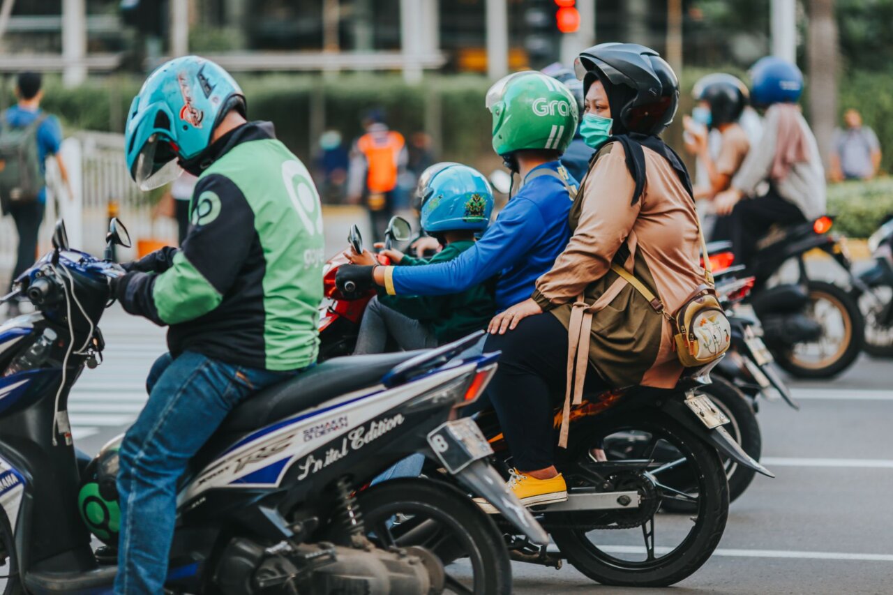 競合他社や市場環境の変化を反映したビジネス戦略の会議を行うGojekの経営陣の姿