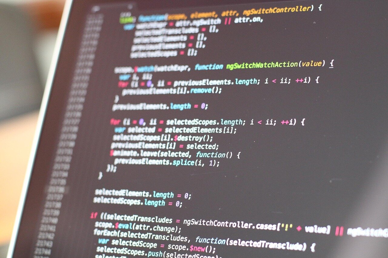idソフトウェアのオフィス前で、解雇された従業員が集まり、今後のキャリアについて話し合っている様子。