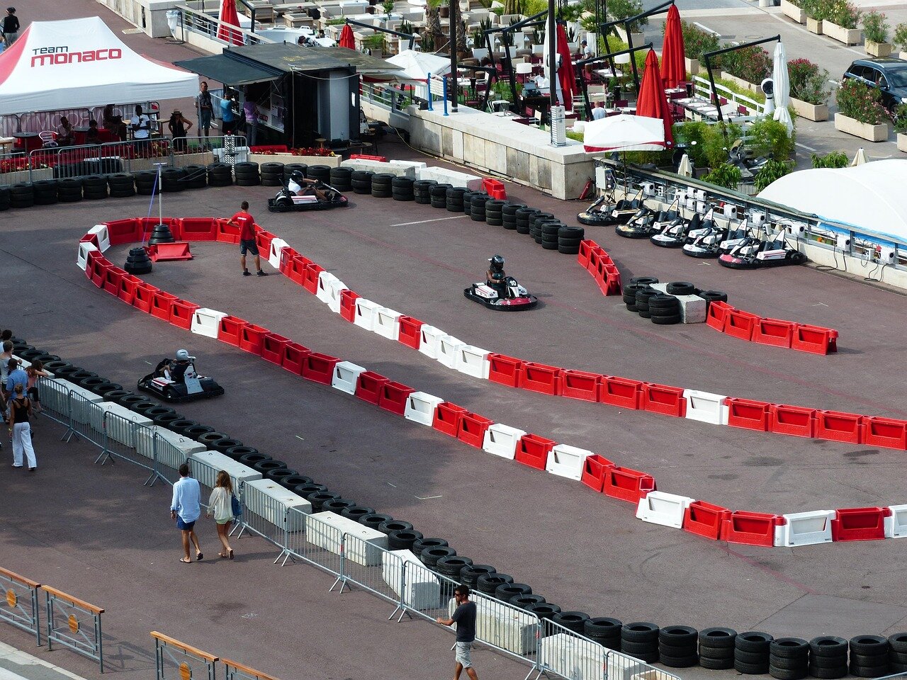 A dynamic image of a player skillfully maneuvering through a challenging course, highlighting the excitement of the knockoutstyle racing format