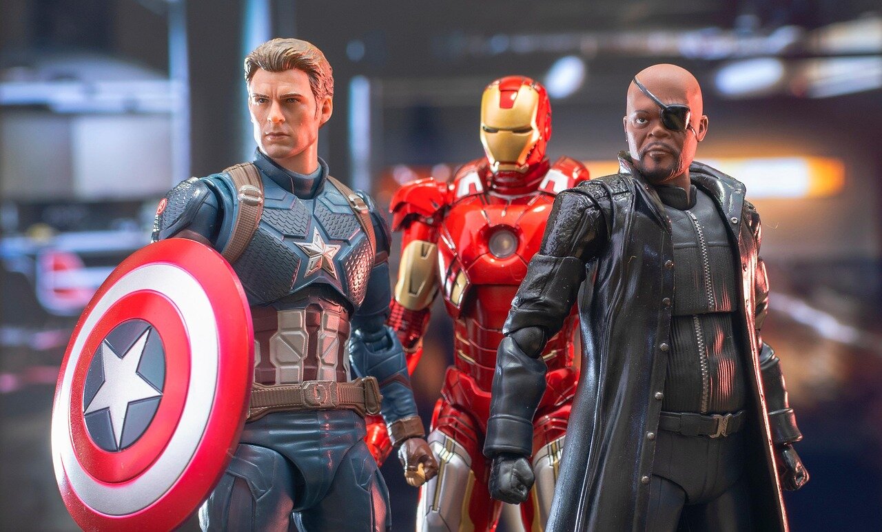 A group of frustrated gamers discusses their concerns about excessive visual clutter in Marvel Rivals Season 9 during an online forum session.