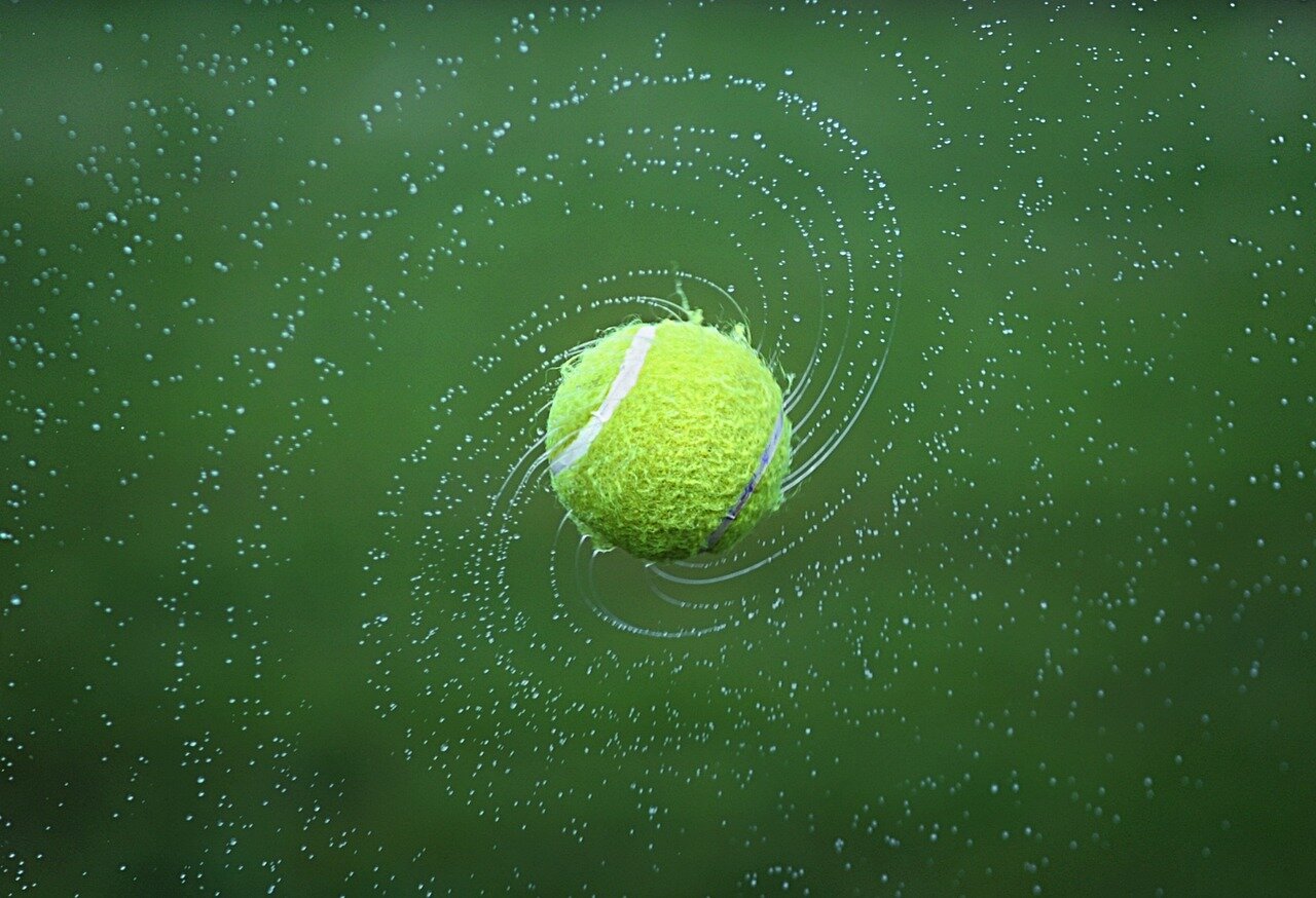 バーチャルリアリティを通じて試合を楽しむ若いスポーツファンの様子
