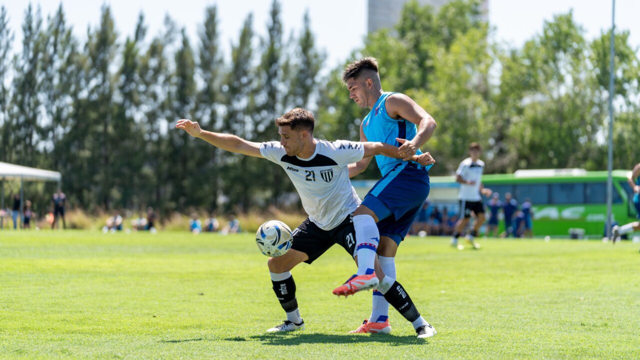 USMNT 선수들이 월드컵 승부차전을 대비해 훈련 중인 모습으로, 코칭 스태프가 심리적 훈련을 강조하며 선수들에게 조언을 하고 있다.